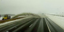 Sneeuwruimer richt grote ravage aan op snelweg  