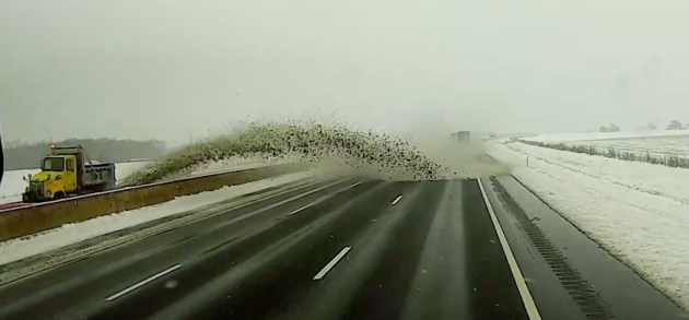 Sneeuwruimer richt grote ravage aan op snelweg  