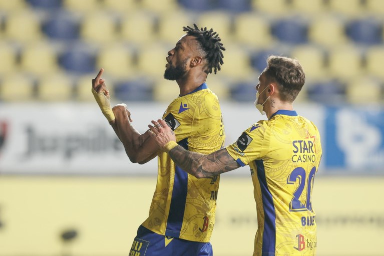 Charleroi wint bij STVV en zet Anderlecht onder druk