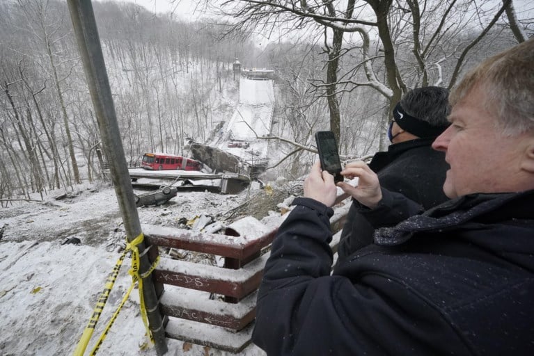 Dronebeelden tonen omvang van ravage ingestorte brug in Pittsburgh