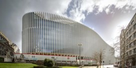 Het nieuwe hoofdkantoor van BNP Paribas Fortis oogt als een monumentaal pissijn