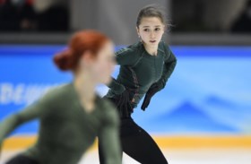 Kunstschaatsster Valieva weer op het ijs, maar dopinggeruchten zwellen aan