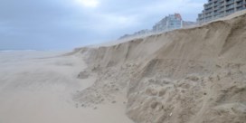 Opeenvolgende stormen creëren opnieuw enorme kliffen op strand  