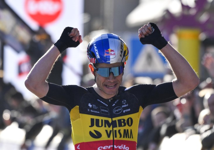 Indrukwekkende Wout van Aert solo naar zege in Omloop Het Nieuwsblad