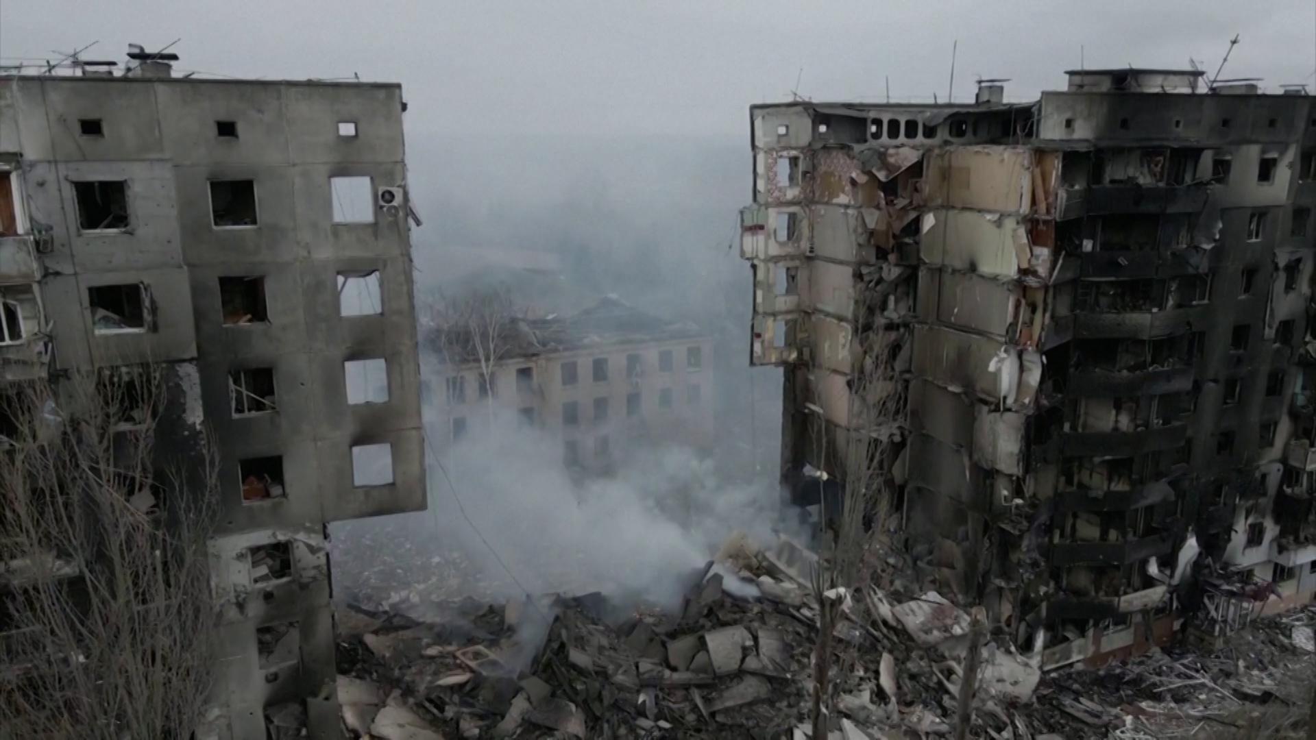 Восьмой день в фотографиях: Полные разрушения после попадания ракеты в многоквартирный дом, дети, рожденные в бомбоубежищах