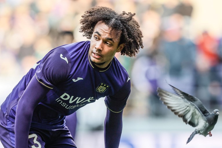Anderlecht rolt KV Oostende helemaal op in tweede helft en legt druk bij achtervolgers in strijd om Champions’ play-offs