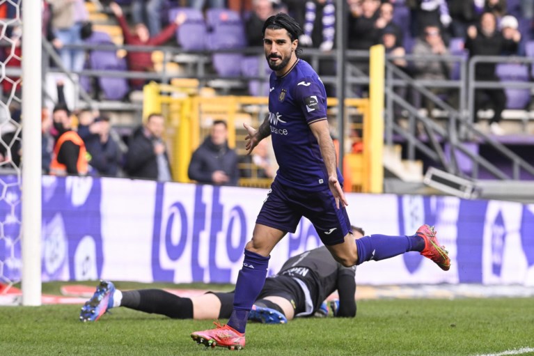 Anderlecht rolt KV Oostende helemaal op in tweede helft en legt druk bij achtervolgers in strijd om Champions’ play-offs