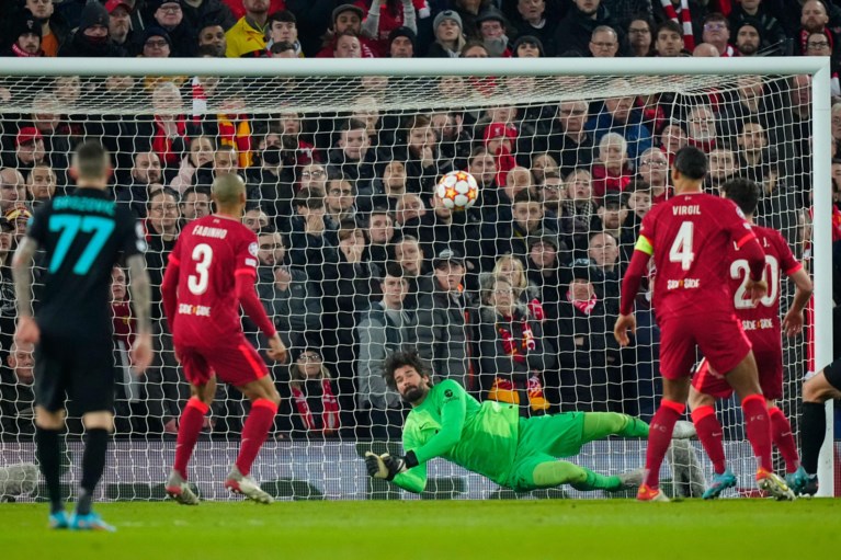 Achtste finale Champions League | Bayern München domineert, Liverpool met de hakken over de sloot