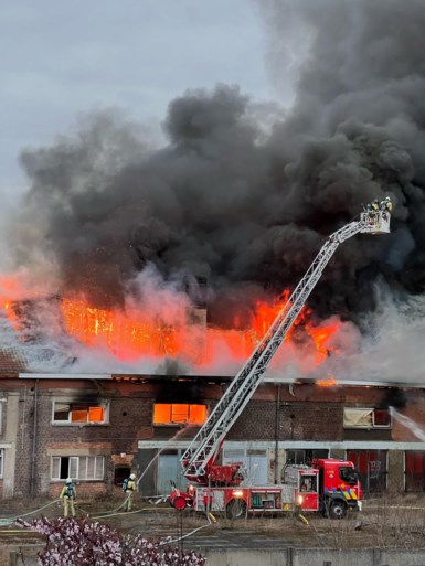 Zware uitslaande brand in loods op oude site van NMBS in Gentbrugge