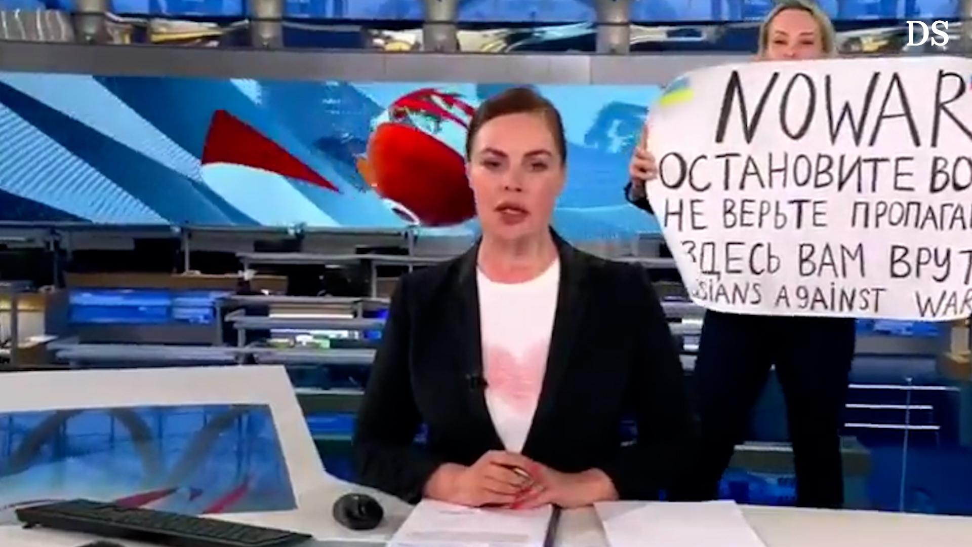 L’attivista contro la guerra prende d’assalto lo studio di notizie russo durante la trasmissione in diretta