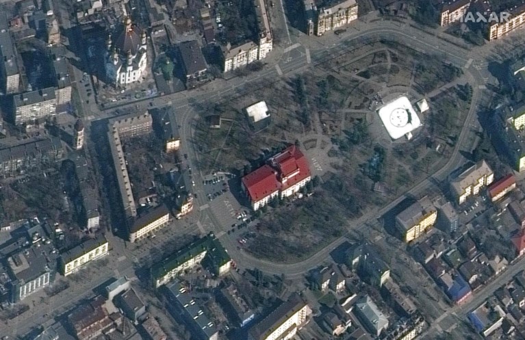 Schuilkelder doorstaat bombardement op theater, al 130 overlevenden in veiligheid