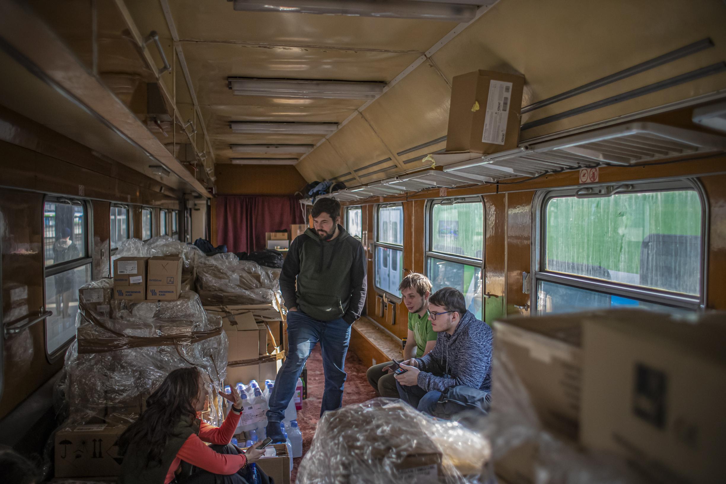 Albert Fikacek (rechtstaand) in de coördinator. Hij praat met medewerkers in volgestouwde wagons. 