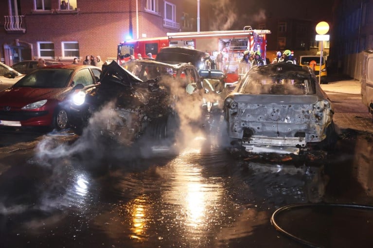Opnieuw vijf wagens beschadigd na hevige brand in Hoboken