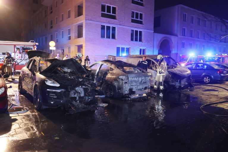 Opnieuw vijf wagens beschadigd na hevige brand in Hoboken