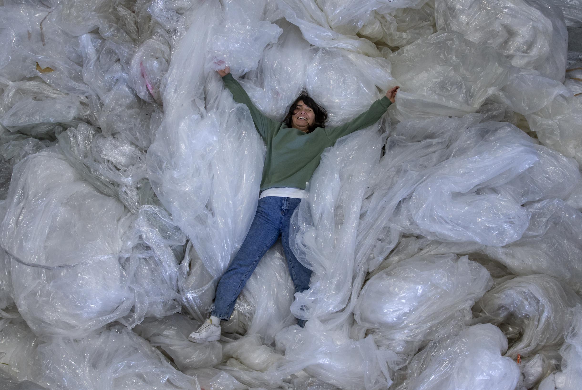 Deniz Sagdic laat zich portretteren tussen haar werkmateriaal. 