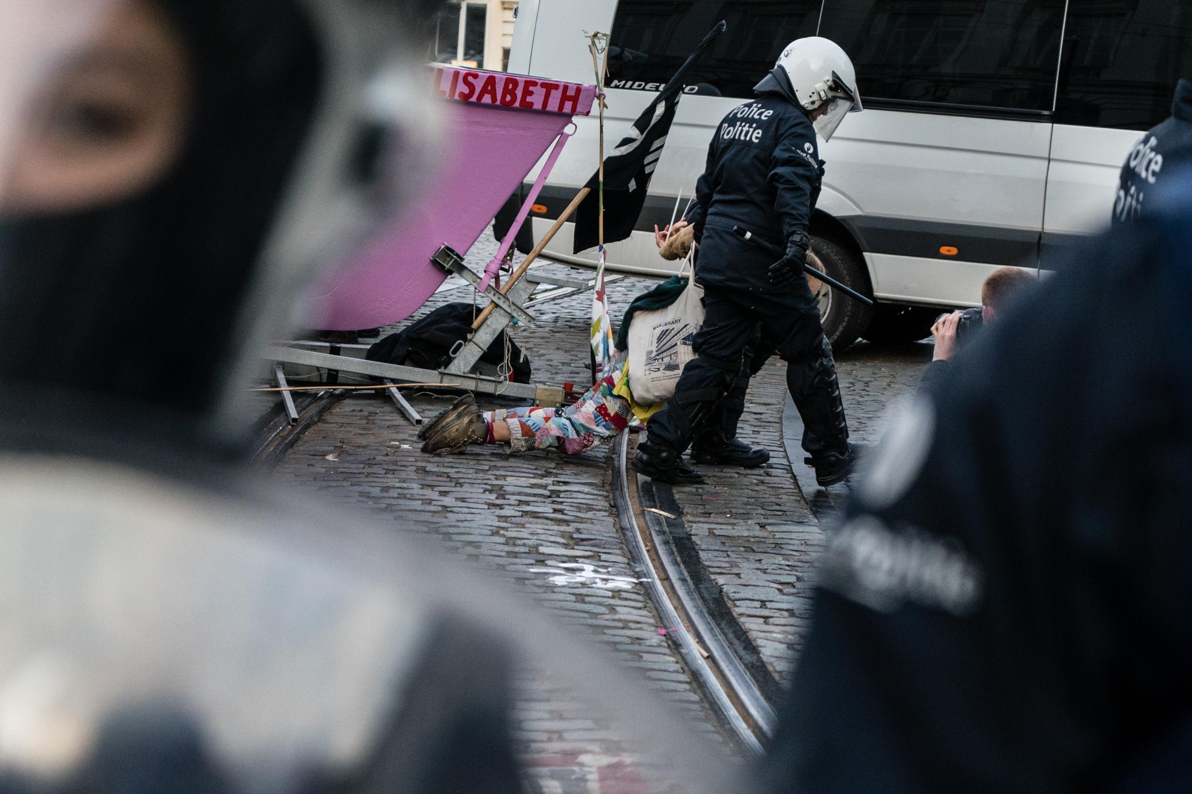 Politie moet af van plastic handboeien