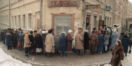 Russen staan uren in de rij: ‘We glijden af naar Sovjettijden’