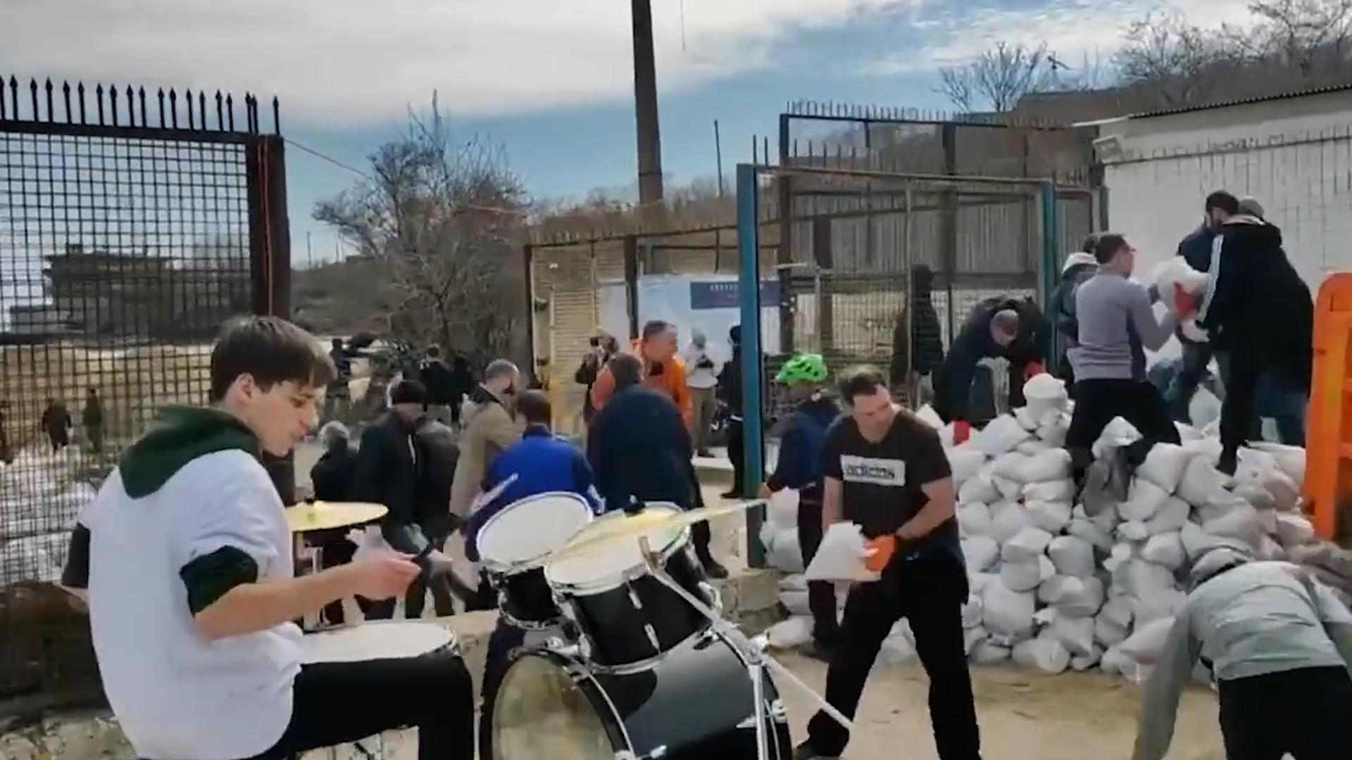 Bon Jovi deelt video van jongen die ‘It’s my life’ drumt terwijl inwoners barricade bouwen in Odessa