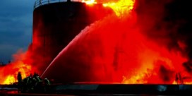 Oorlog in beeld | Vuurzee en gitzwart rookpluim bij gebombardeerd brandstofdepot in Lviv