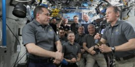 Rus draagt commando ISS over aan Amerikaan: ‘In een baan rond de aarde zijn we één team’