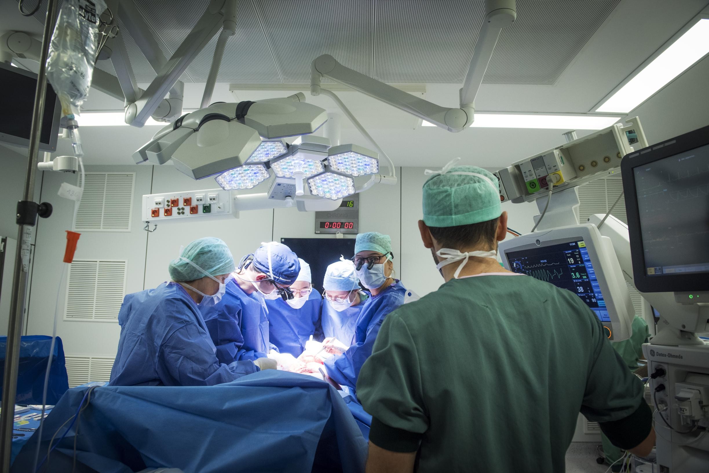 Hospitals postpone operations (Halle, Leuven, Deurne, Bost)