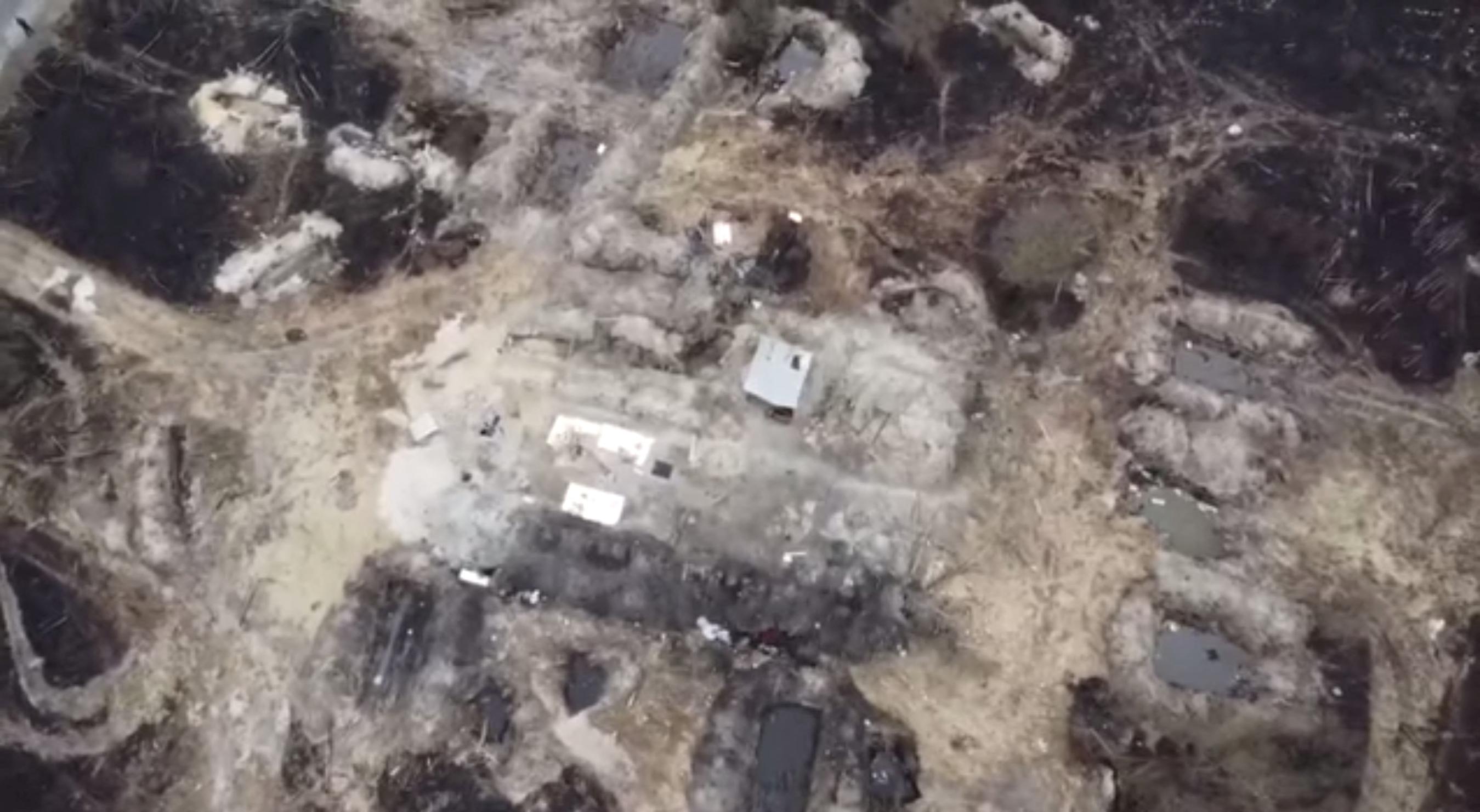 Le riprese dei droni mostrano trincee nel suolo radioattivo intorno a Chernobyl