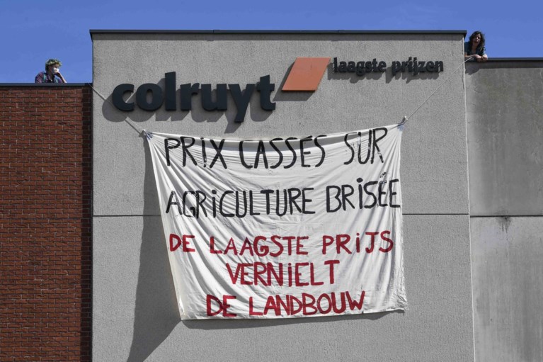 150 boeren protesteren in Halle tegen opkopen van landbouwgrond door Colruyt 