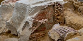 Archeologen ontdekken schat aan graven en standbeelden onder afgebrande Notre-Dame
