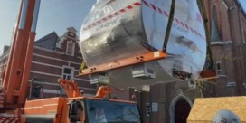 Hijskraan levert acht ton zware magneet aan ziekenhuis in Izegem