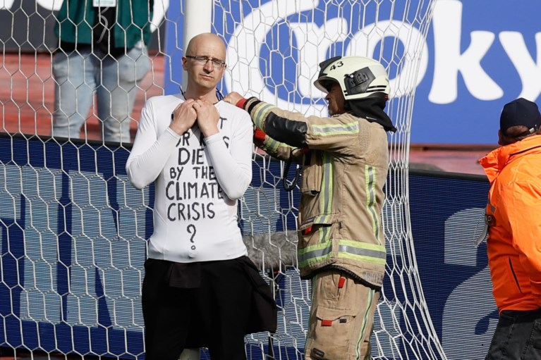 Klimaatactivist bindt zich vast aan doelpaal tijdens bekerfinale