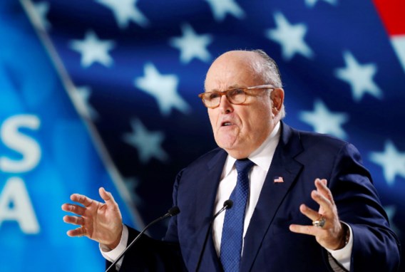 Jurylid stapt op na onthulling Rudy Giuliani in ‘The masked singer’: ‘Ik ben er klaar mee’