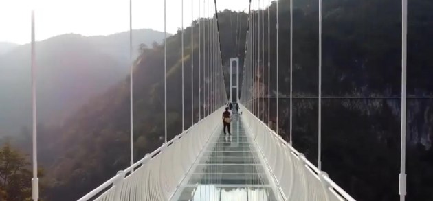 Vietnam opent langste glazen brug ter wereld