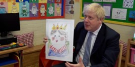 Boris Johnson haalt tekenkunsten boven en maakt tekening van de Queen