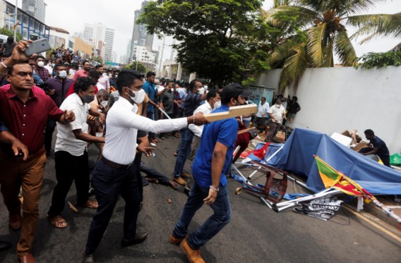 Chaos in Sri Lanka: premier neemt ontslag, parlementslid schiet op manifestanten en berooft zich van het leven 