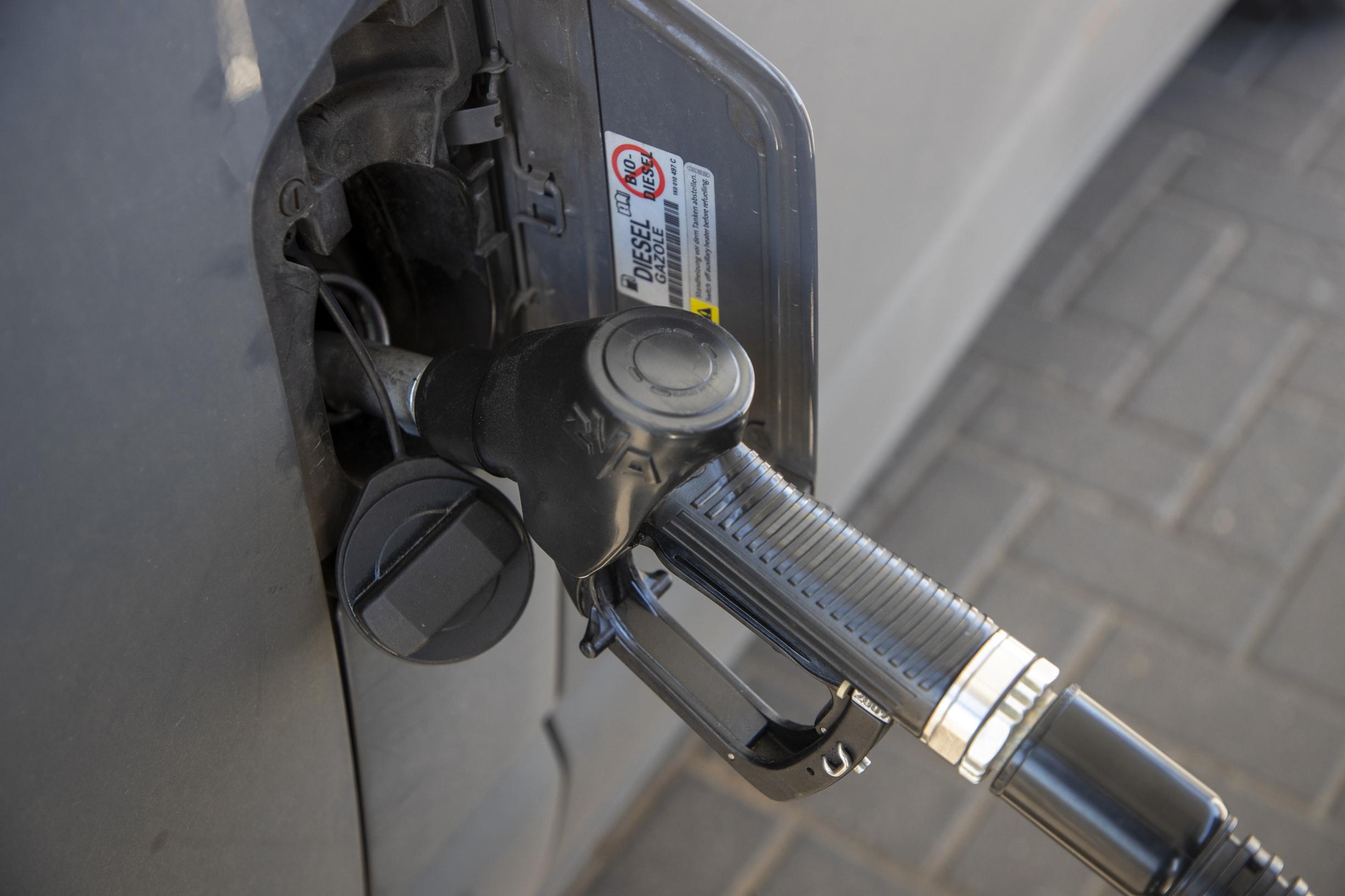 Dieselprijs Zakt Weer Onder De 2 Euro Per Liter | De Standaard