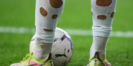Waarom voetballers plots gaten in hun kousen knippen