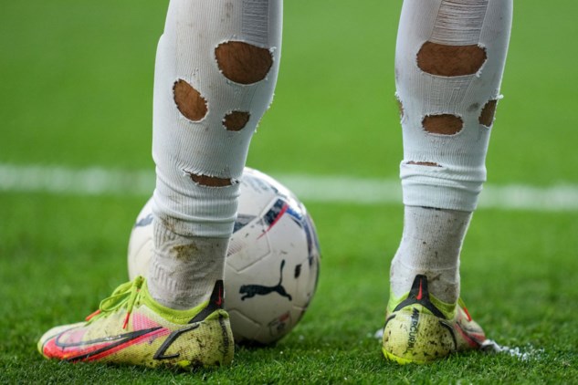 Stun beheerder Omringd Waarom voetballers plots gaten in hun kousen knippen | De Standaard Mobile