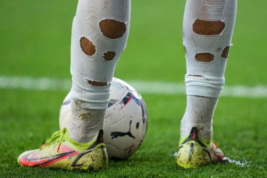 geweer Rodeo Regenboog Waarom voetballers plots gaten in hun kousen knippen | De Standaard Mobile