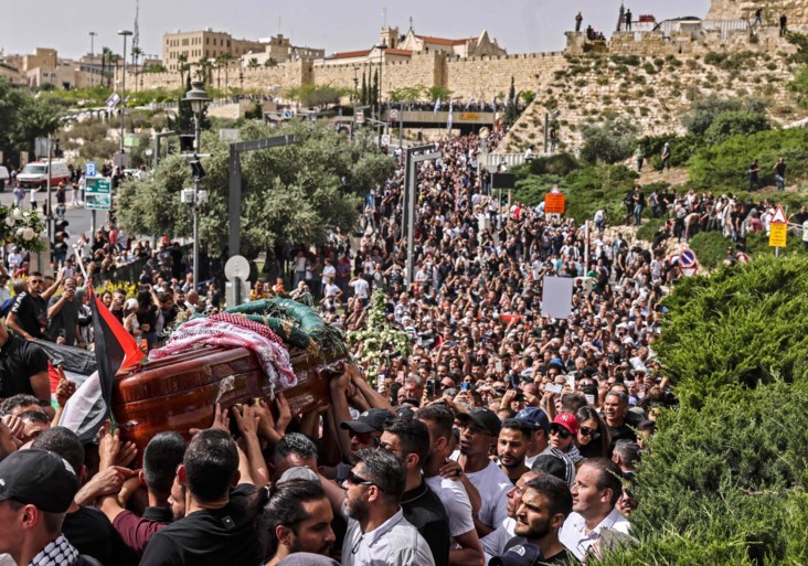 Israëlische politie valt begrafenisstoet doodgeschoten journaliste aan