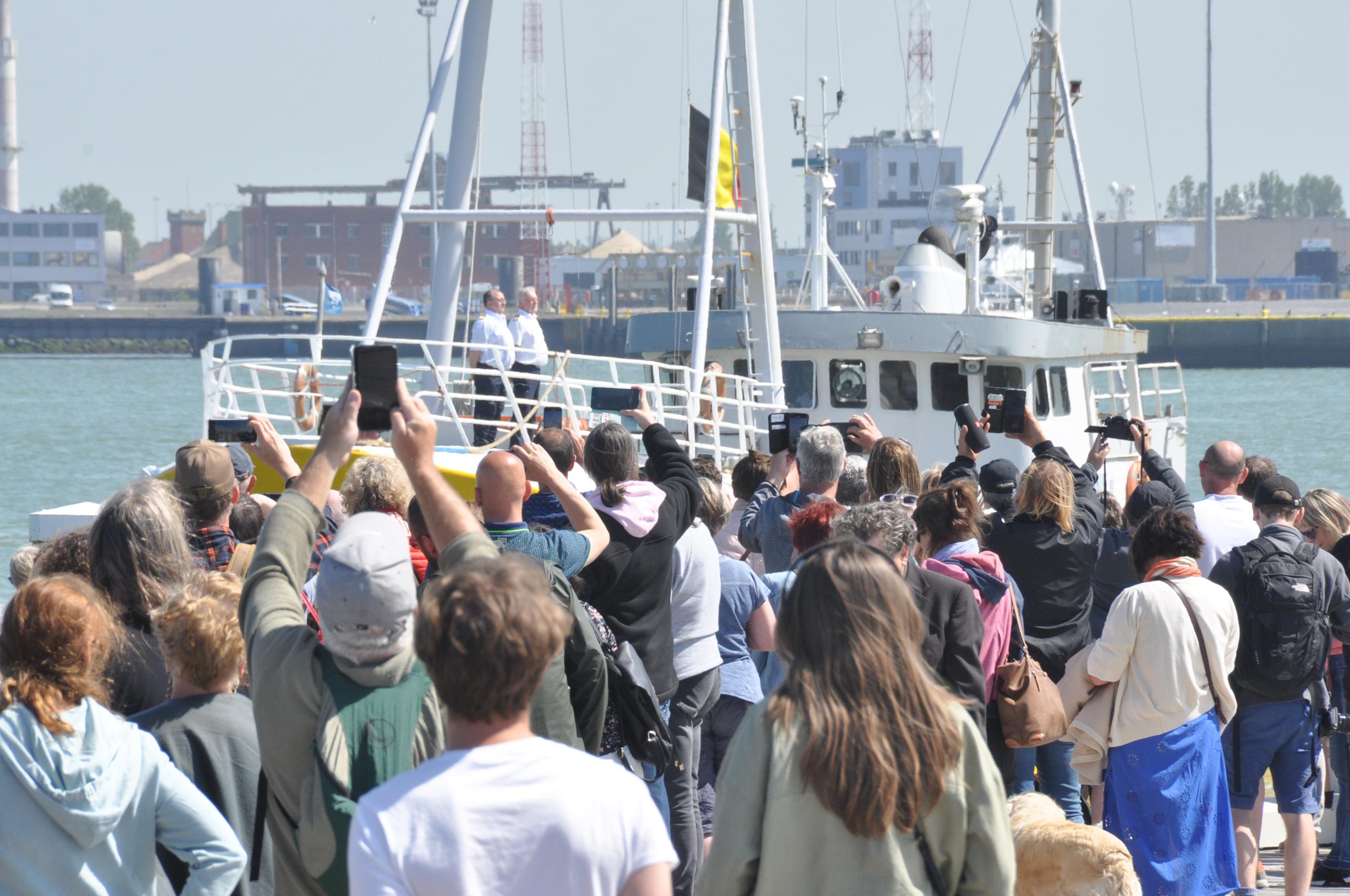 Migliaia di fan salutano dalla nave con il lanciatore e la famiglia di Arnaud a Ostenda