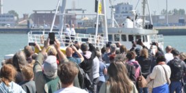 Duizenden fans wuiven schip met urne en familie van Arno uit in Oostende