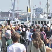 Duizenden fans wuiven schip met urne en familie van Arno uit in Oostende