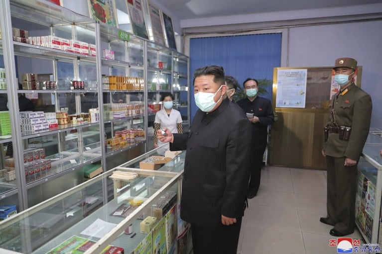 Noord-Koreaanse leider Kim Jong-un noemt coviduitbraak ‘grote ramp’ en mobiliseert leger