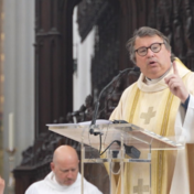 Als ‘Onze Vader’ plots ‘Onze bro’ wordt: Antwerpse pastoor draagt gebed voor jongeren op