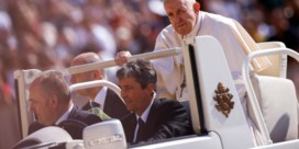 Paus Franciscus heeft dé oplossing voor kniepijn: ‘Een shot tequila’