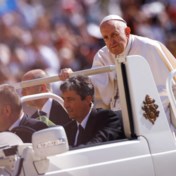 Paus Franciscus heeft dé oplossing voor kniepijn: ‘Een shot tequila’