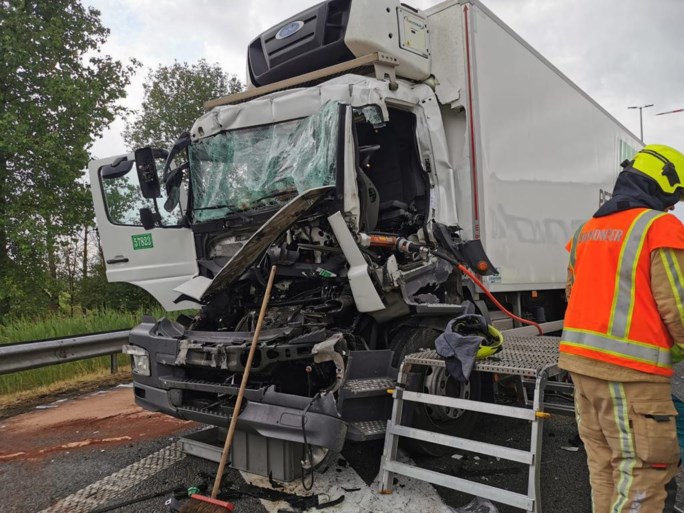 یک تصادف جدی دیگر در E17: راننده کامیون پس از رانندگی در ترافیک در معرض خطر مرگبار قرار گرفت 