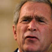 Oud-president Bush verspreekt zich en veroordeelt invasie in Irak