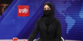 Afghaanse nieuwsankers bedekken gezicht op tv