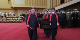 Kim Jong-un zonder mondmasker op begrafenis van mentor